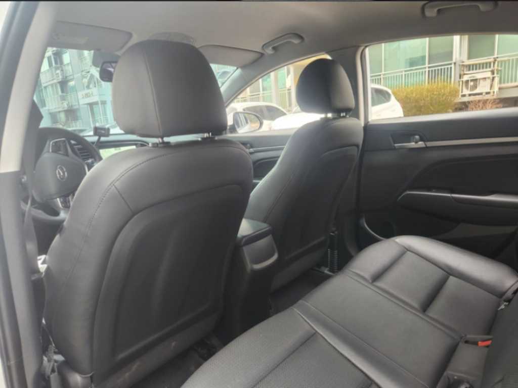 HYUNDAI Avante - Vista 7