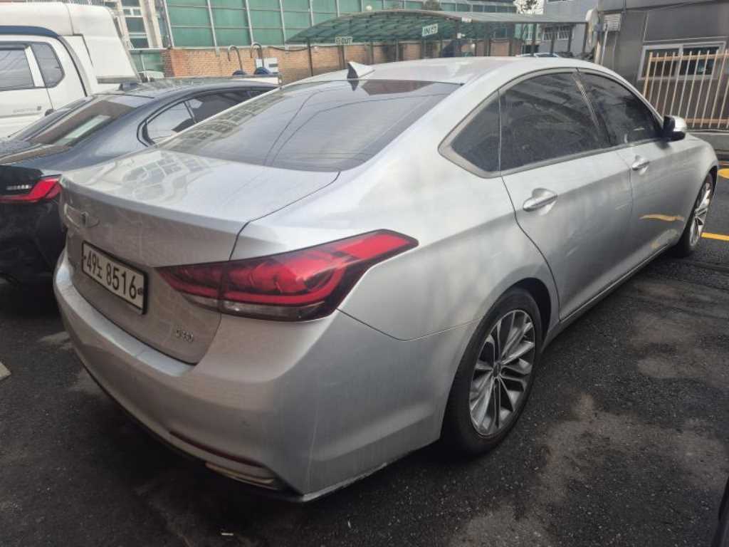 HYUNDAI Genesis - Vista 4