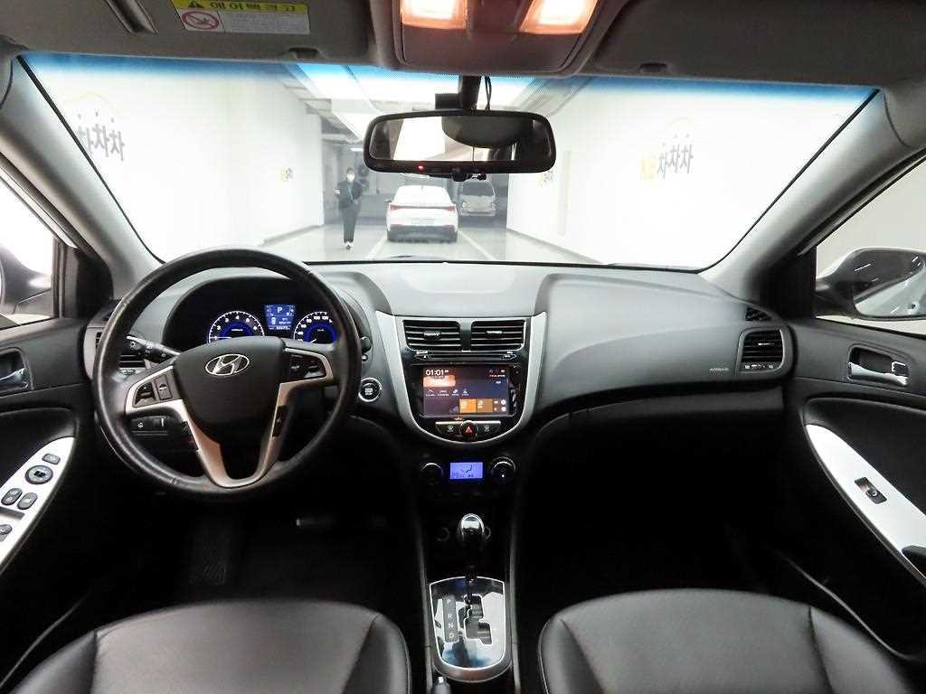 HYUNDAI Accent - Vista 7