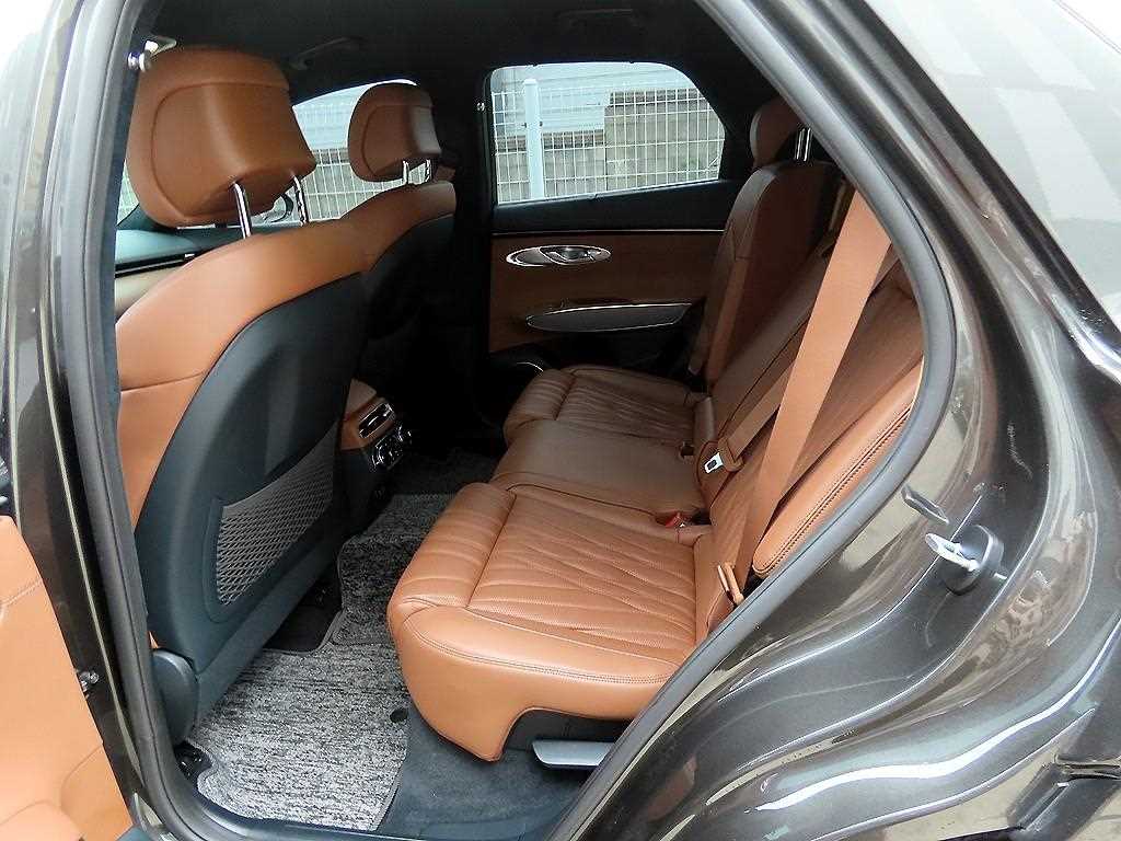 Genesis GV70 - Vista 6