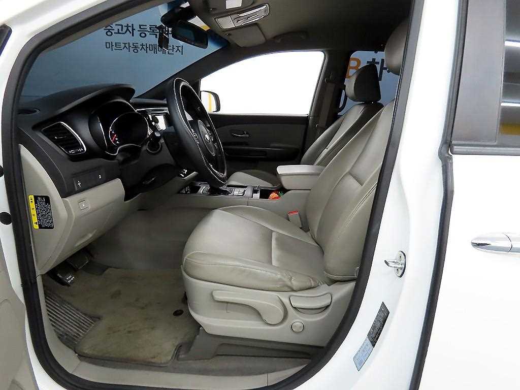 KIA Carnival - Vista 5
