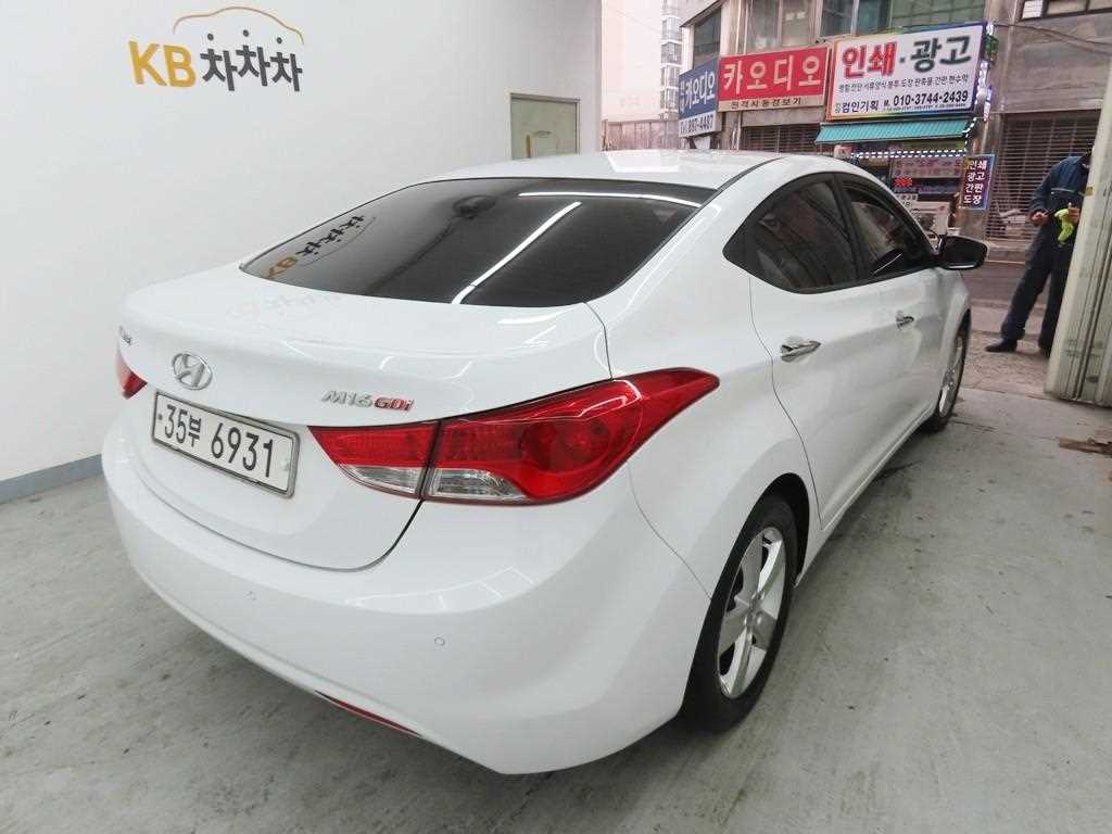 HYUNDAI Avante - Vista 3