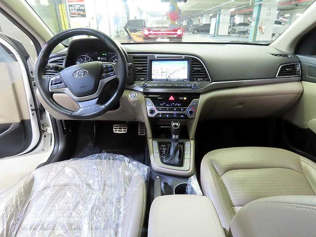 HYUNDAI Avante - Vista 10