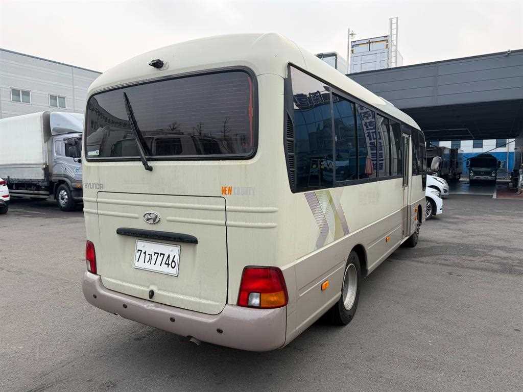 medium and large bus Hyundai bus - Vista 6