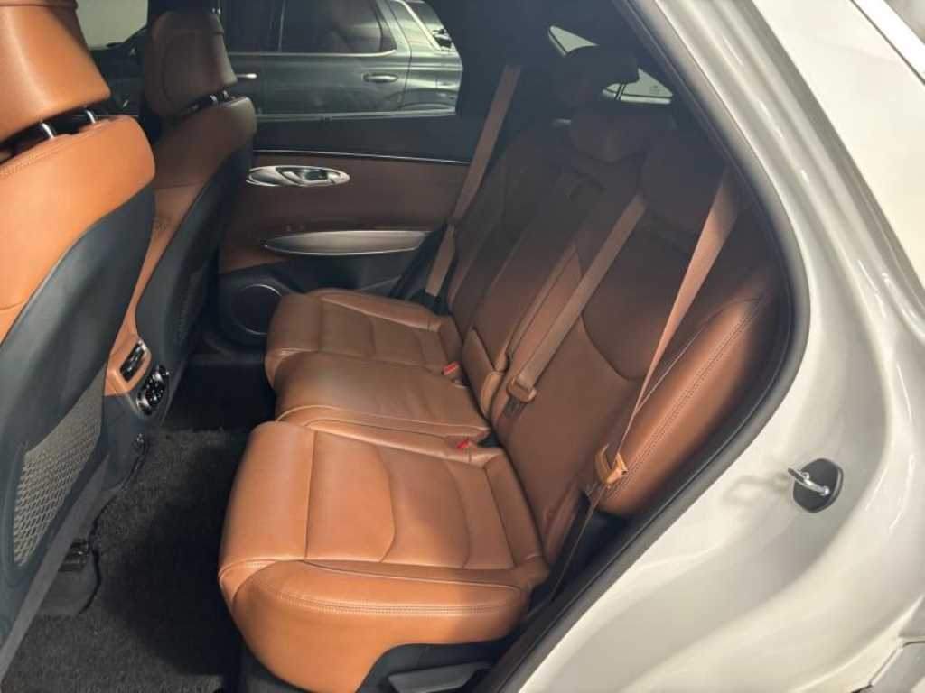 Genesis GV70 - Vista 8