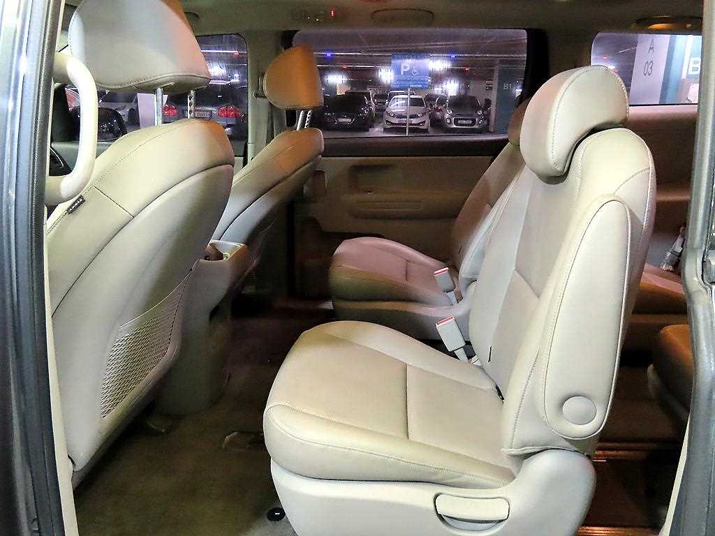 KIA Carnival - Vista 7