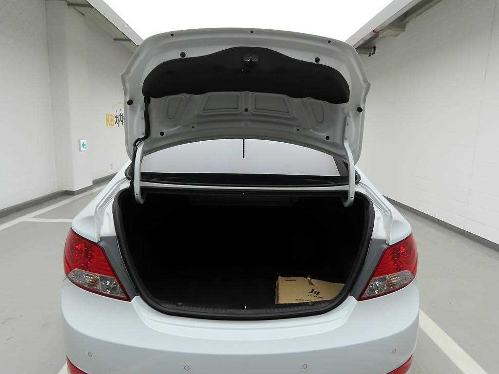 HYUNDAI Accent - Vista 5