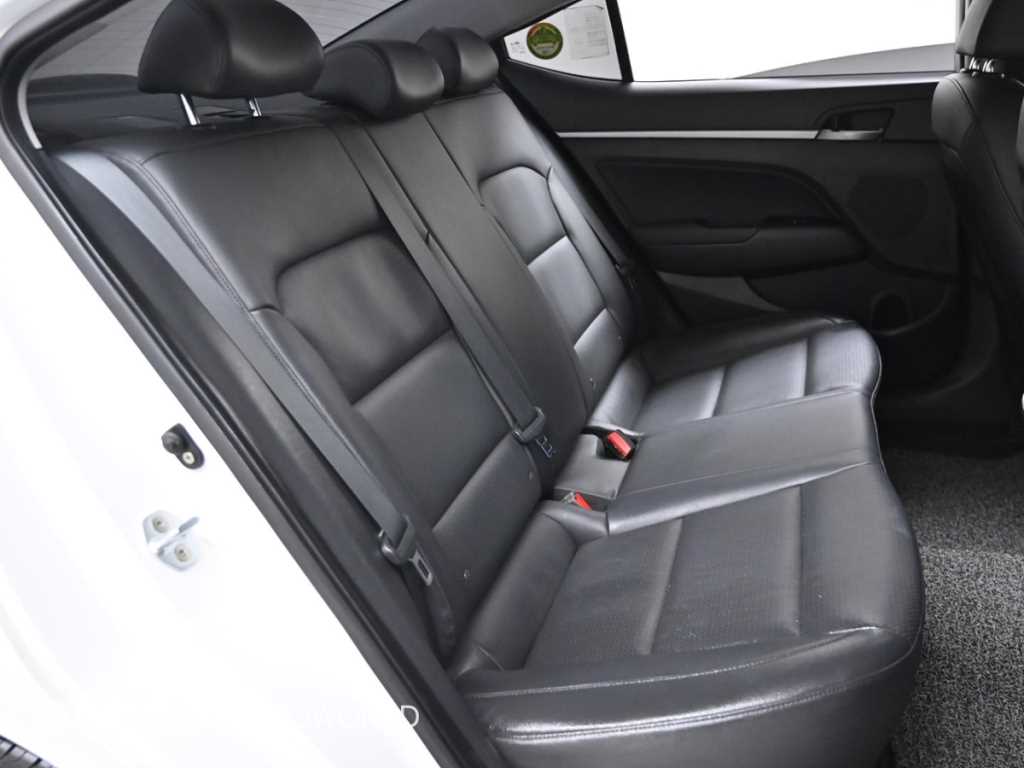 HYUNDAI Avante - Vista 12