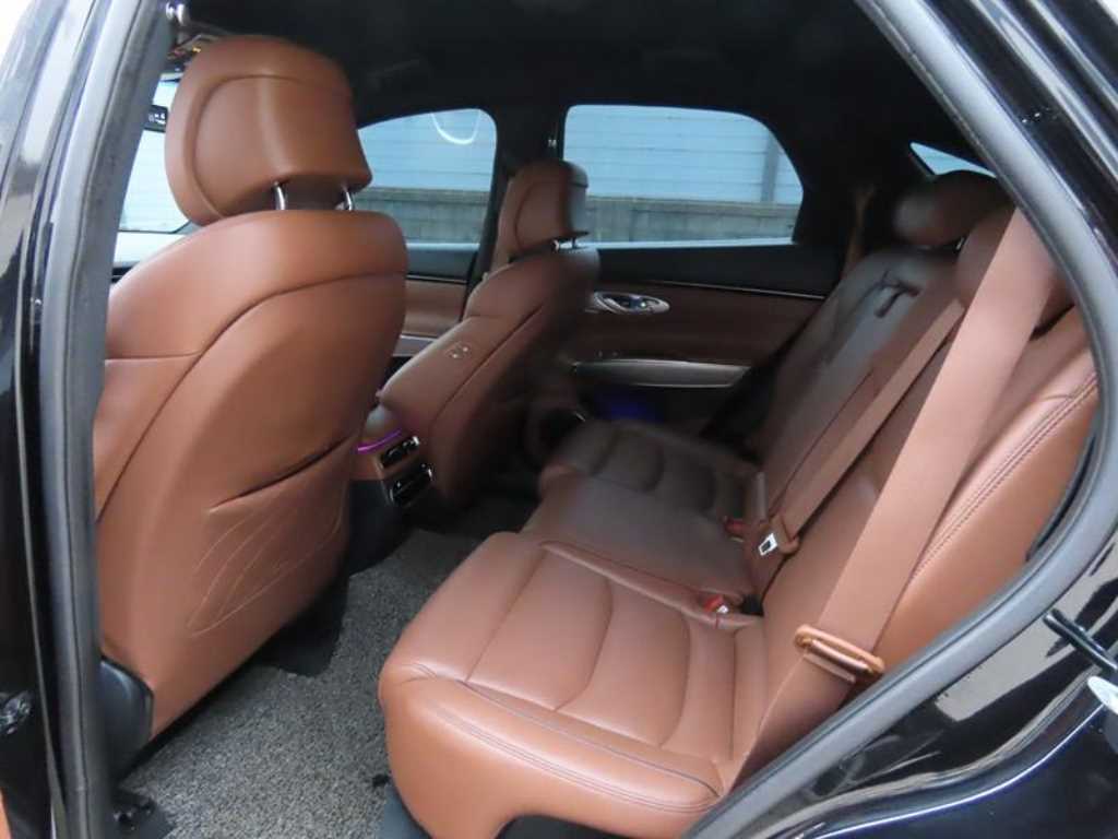 Genesis GV70 - Vista 8