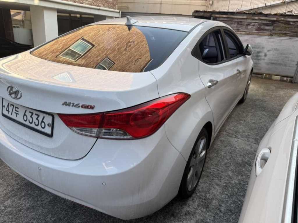 HYUNDAI Avante - Vista 4