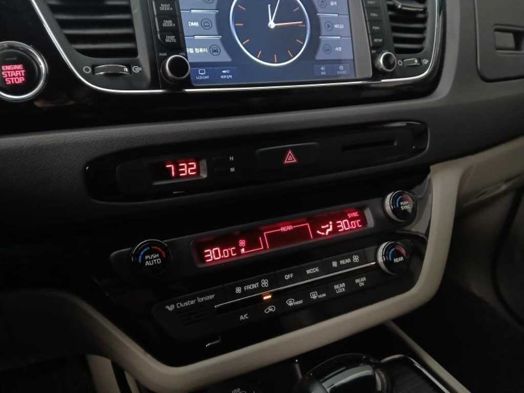 KIA Carnival - Vista 10
