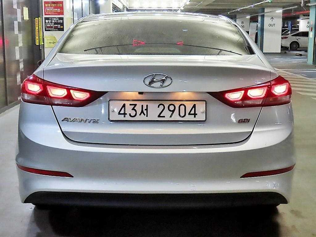 HYUNDAI Avante - Vista 5