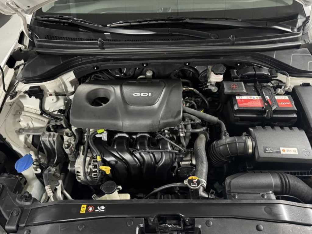 HYUNDAI Avante - Vista 5