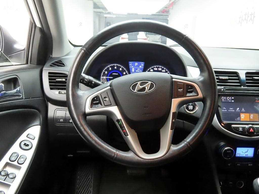 HYUNDAI Accent - Vista 8