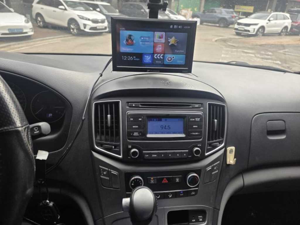 HYUNDAI Starex - Vista 5