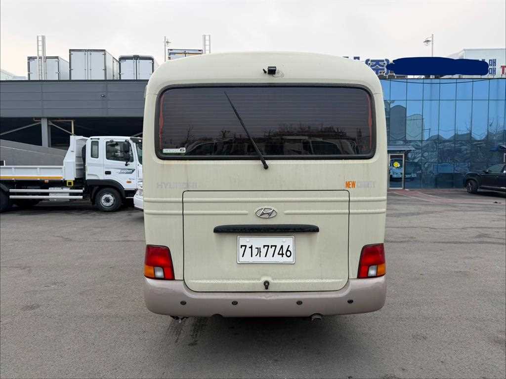 medium and large bus Hyundai bus - Vista 5
