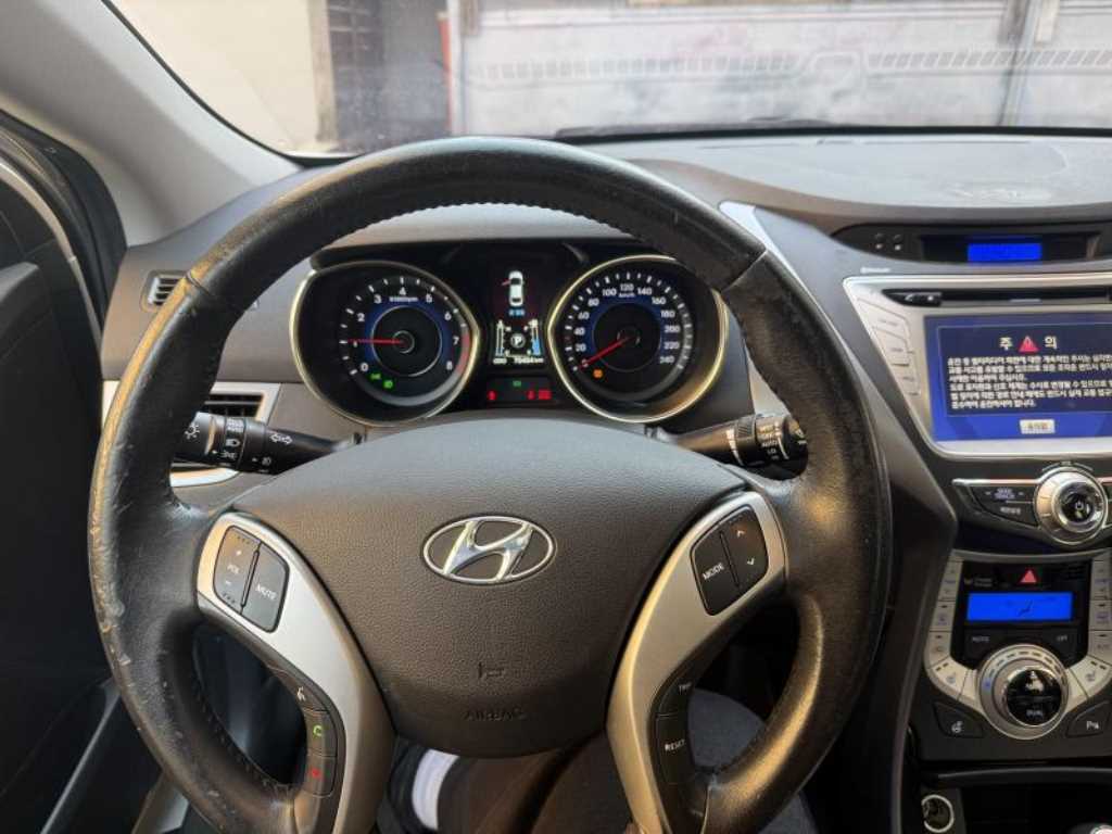 HYUNDAI Avante - Vista 5