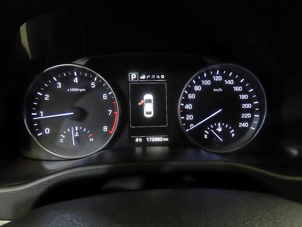 HYUNDAI Avante - Vista 9