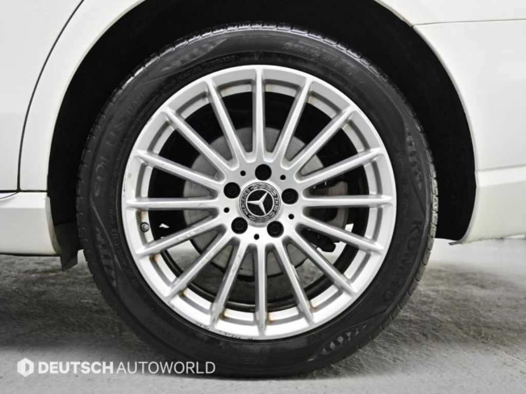 Mercedes Benz E class - Vista 5