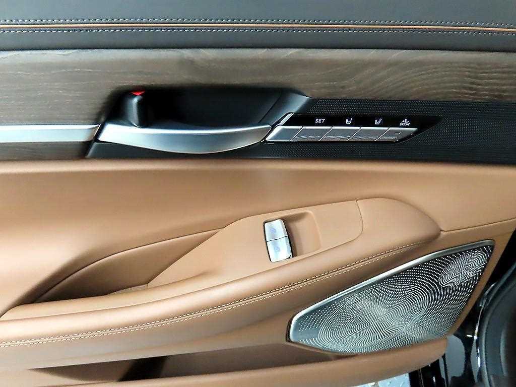 Genesis G90 - Vista 12