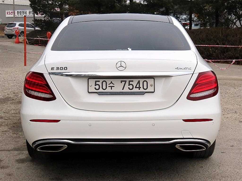 Mercedes Benz E class - Vista 4