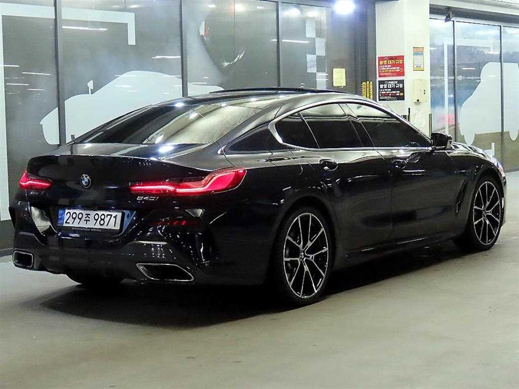 BMW 8 Series - Vista 4