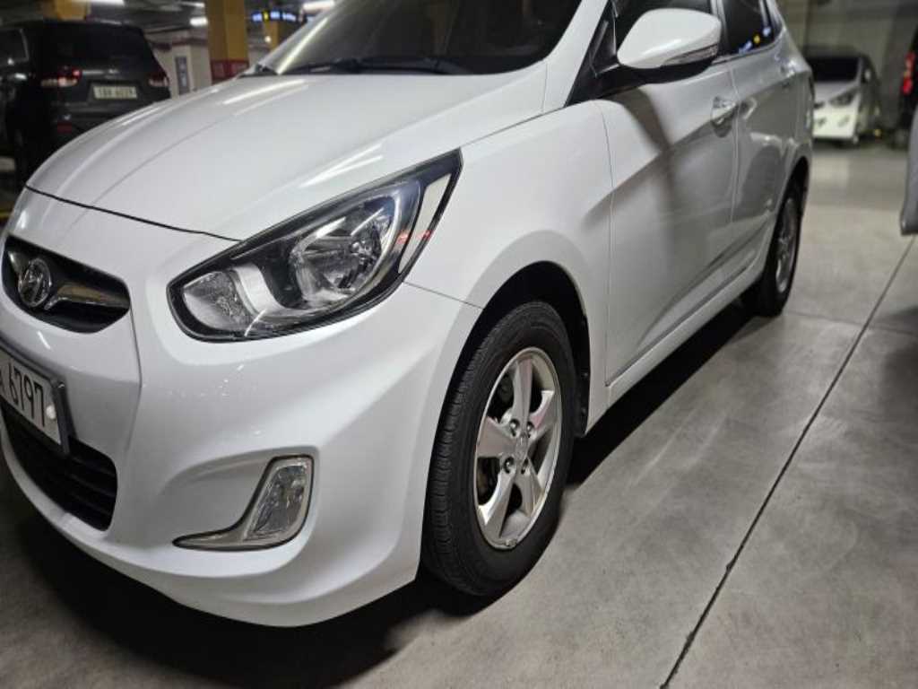 HYUNDAI Accent - Vista 3