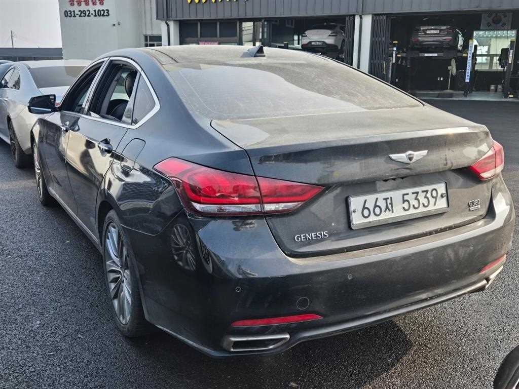 HYUNDAI Genesis - Vista 4