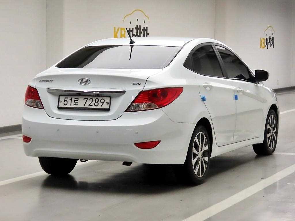 HYUNDAI Accent - Vista 4