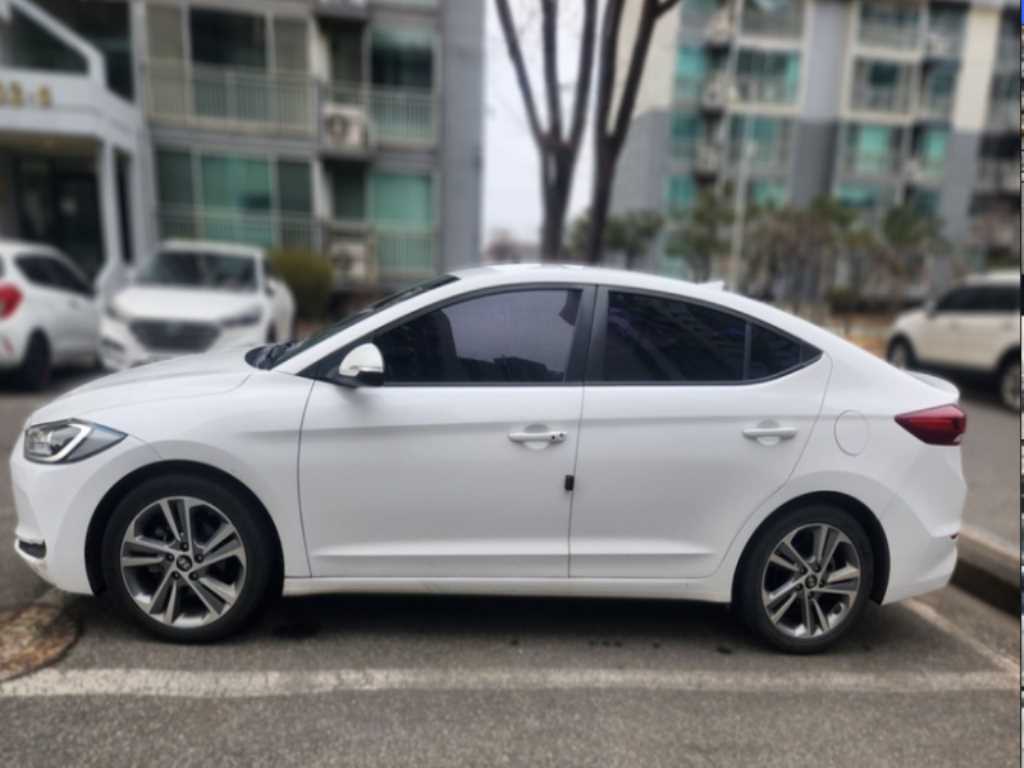 HYUNDAI Avante - Vista 3