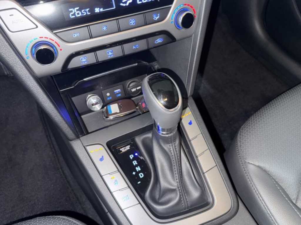 HYUNDAI Avante - Vista 10