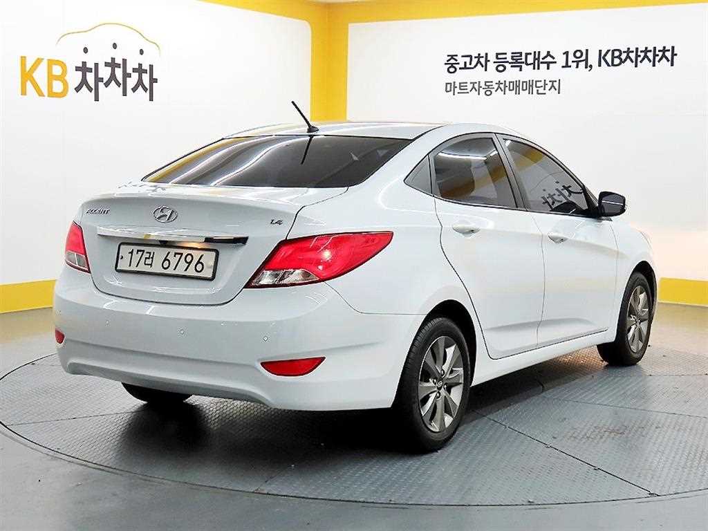HYUNDAI Accent - Vista 4