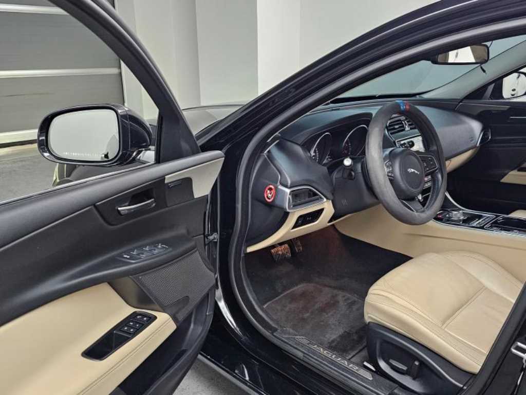 Jaguar XE - Vista 11