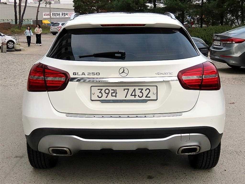 Mercedes Benz GLA Class - Vista 4