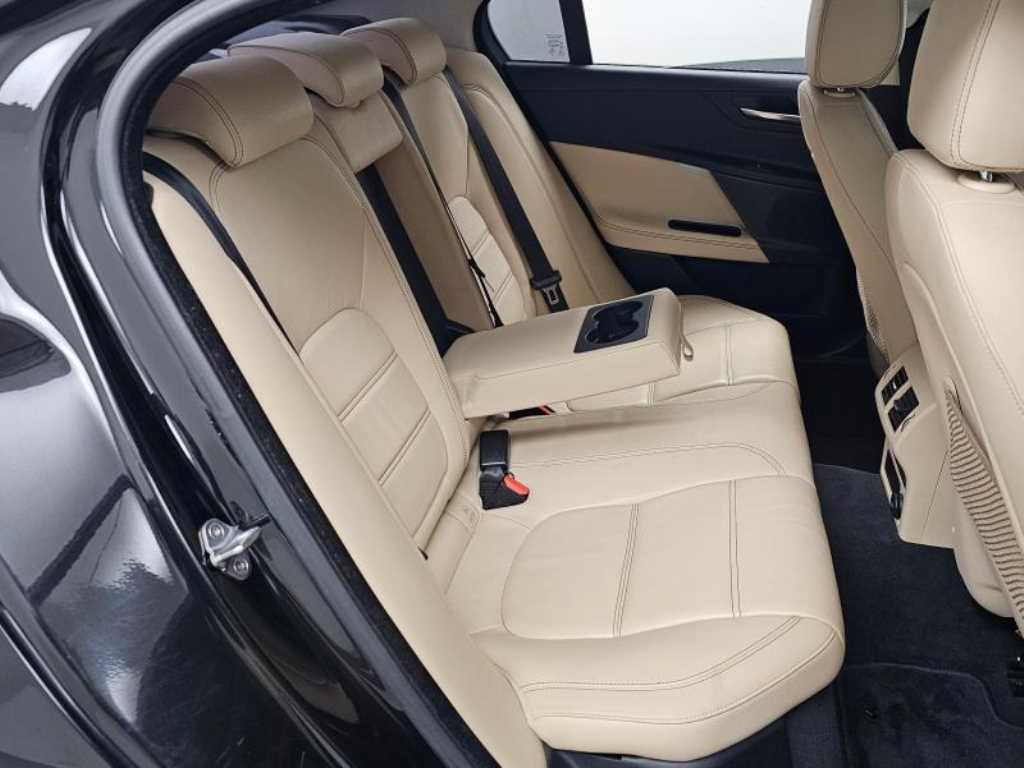 Jaguar XE - Vista 12