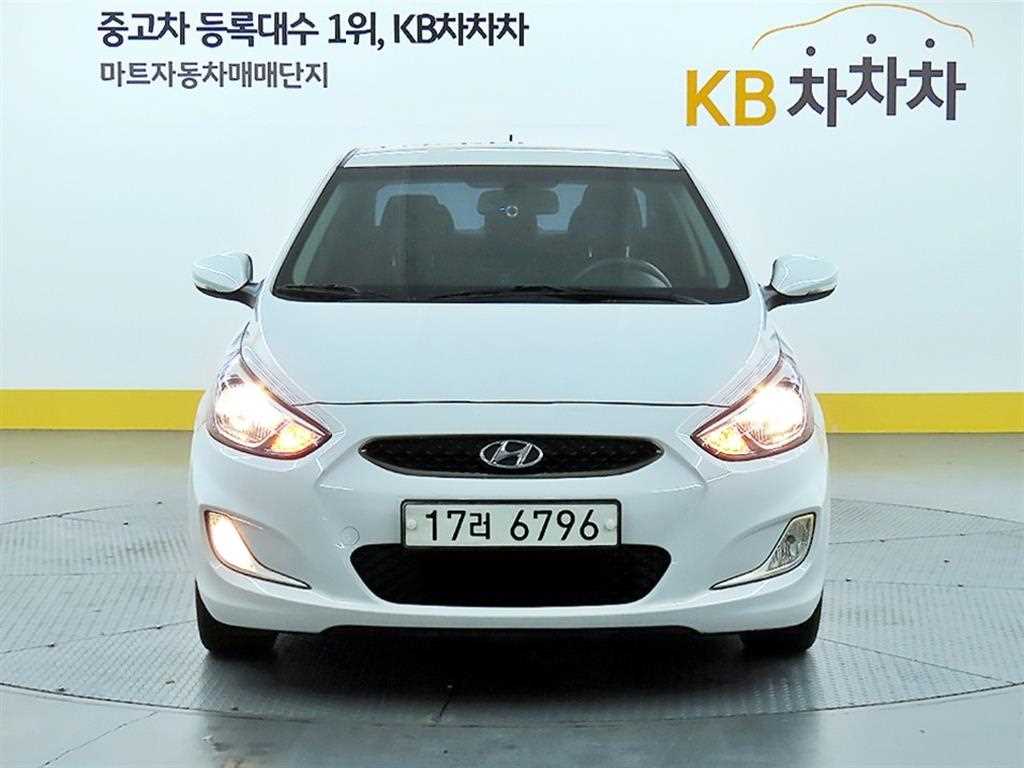 HYUNDAI Accent - Vista 2