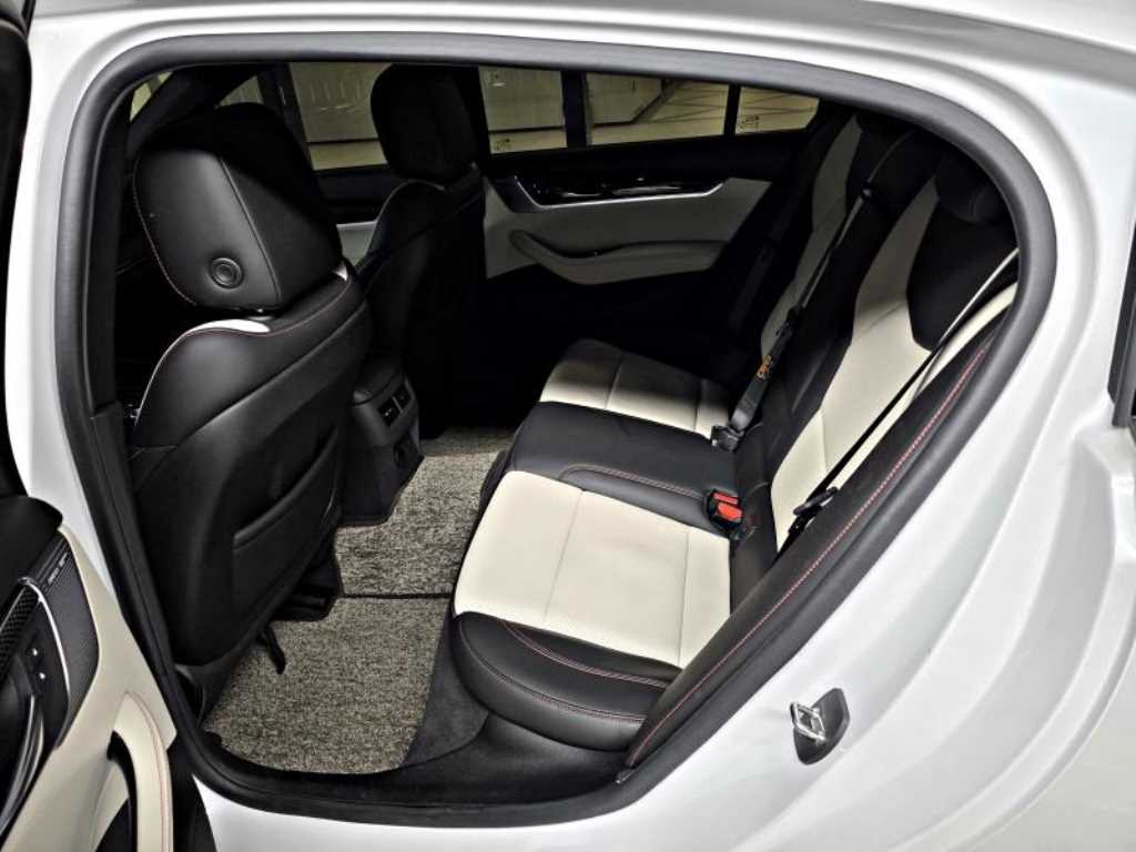 Cadillac CT5 - Vista 8