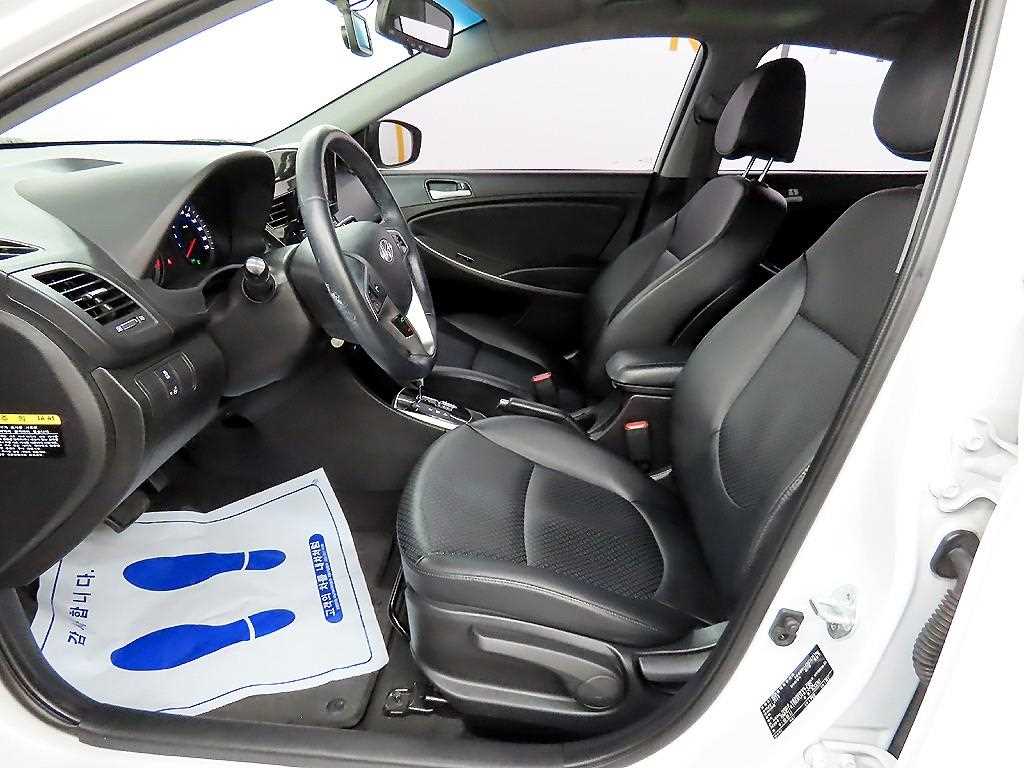 HYUNDAI Accent - Vista 5