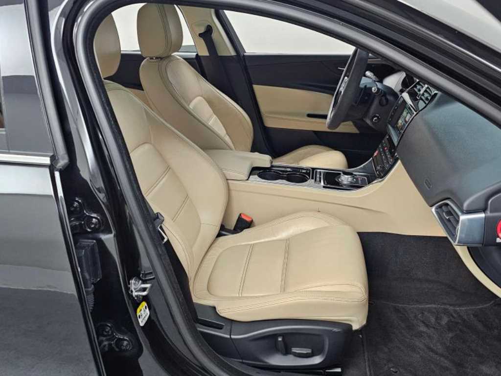 Jaguar XE - Vista 10