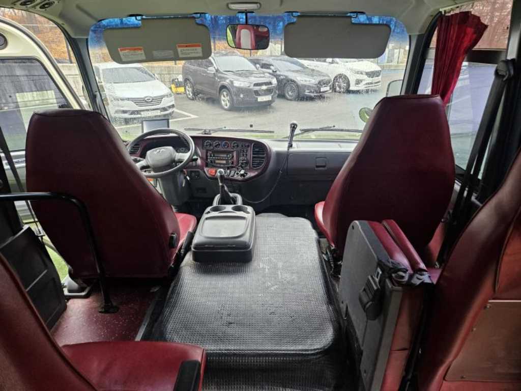 medium and large bus Hyundai bus - Vista 2