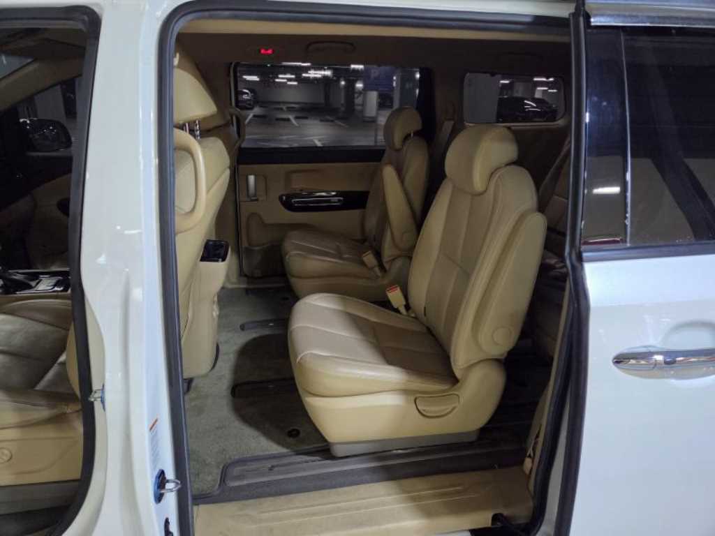 KIA Carnival - Vista 9
