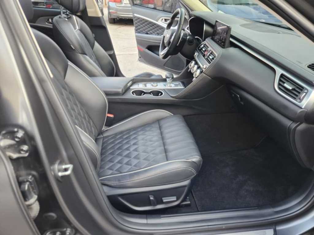 Genesis G70 - Vista 12