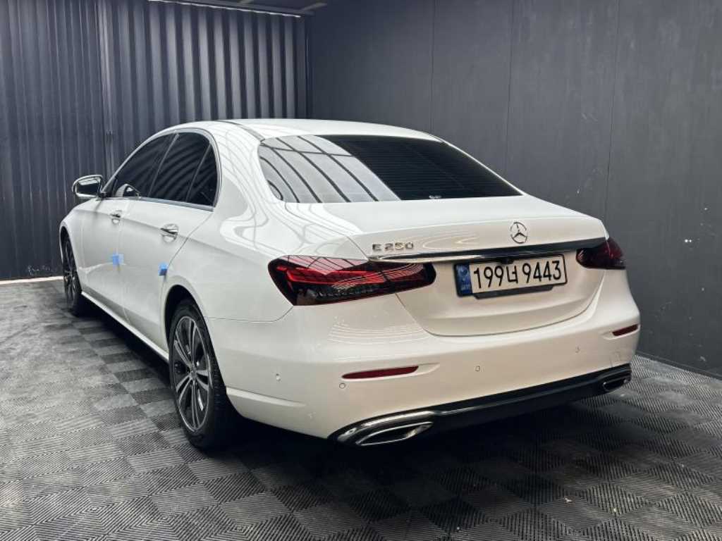 Mercedes Benz E class - Vista 4