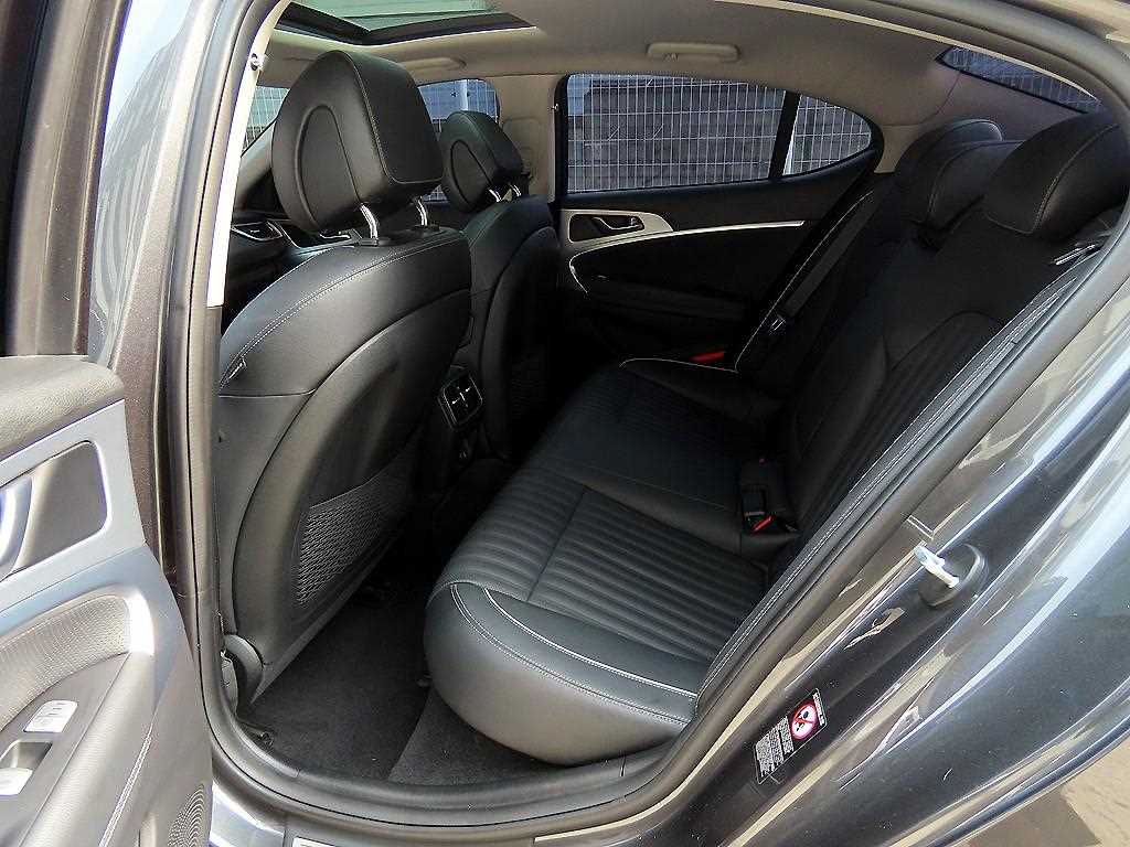 Genesis G70 - Vista 6