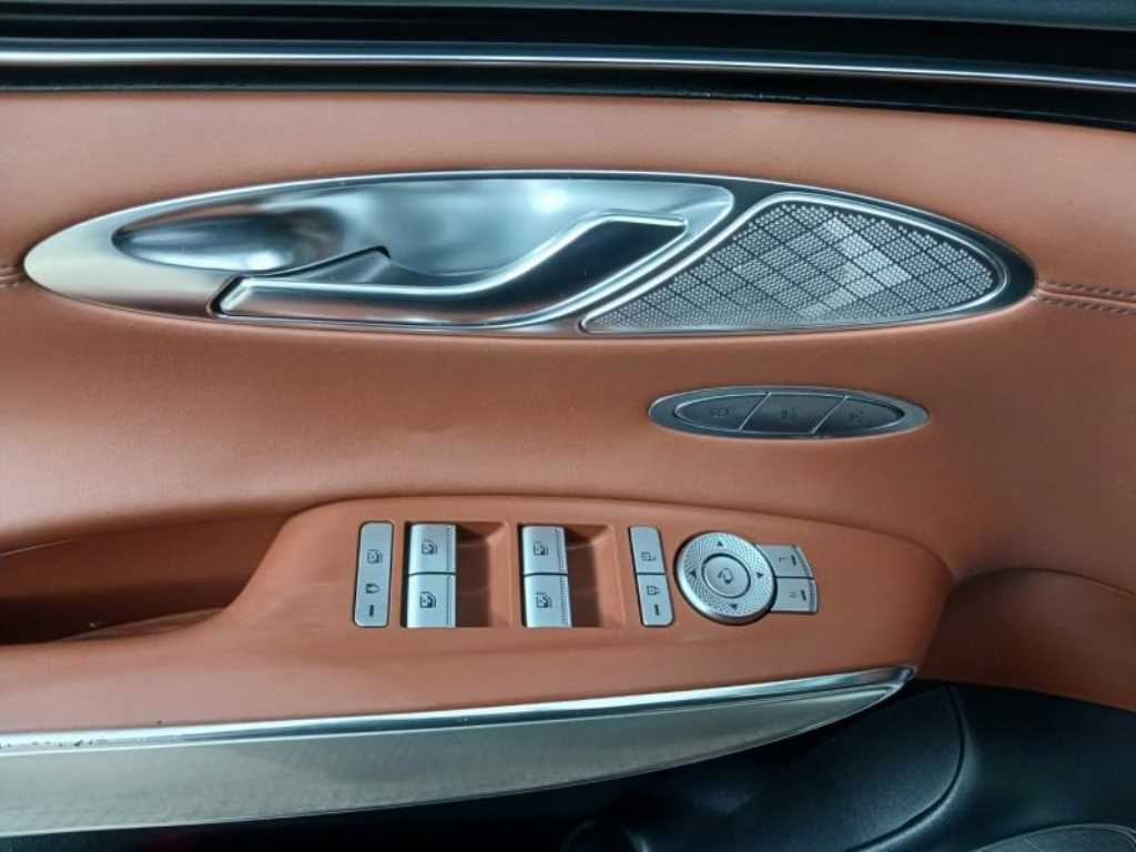 Genesis GV70 - Vista 8