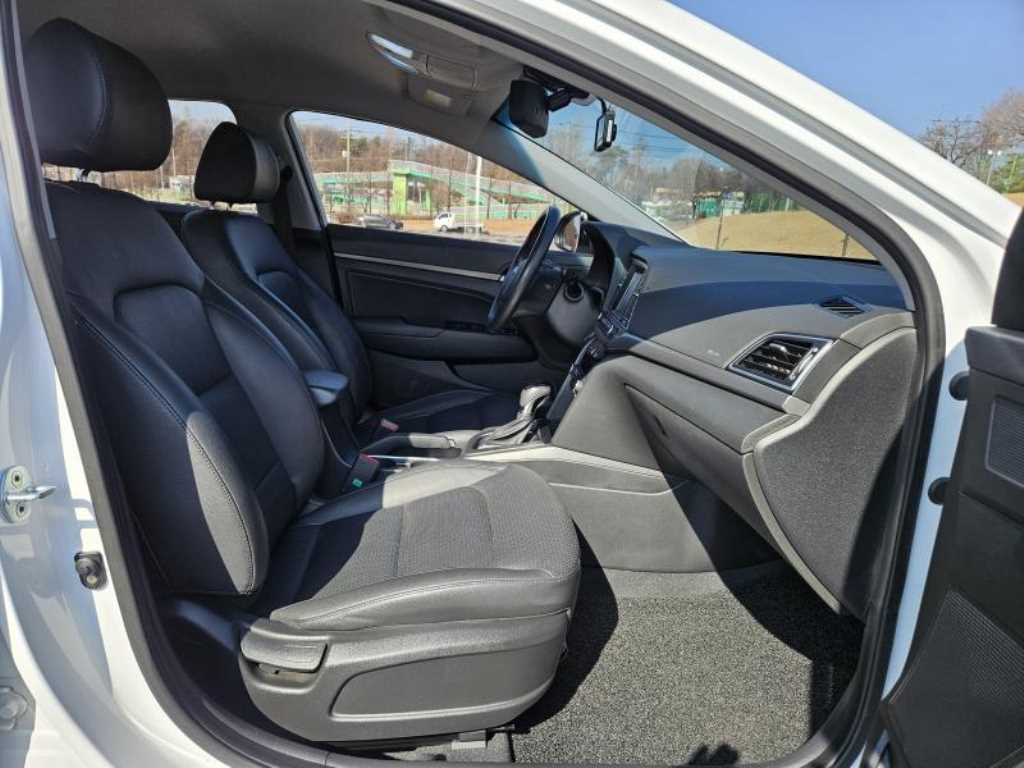 HYUNDAI Avante - Vista 10