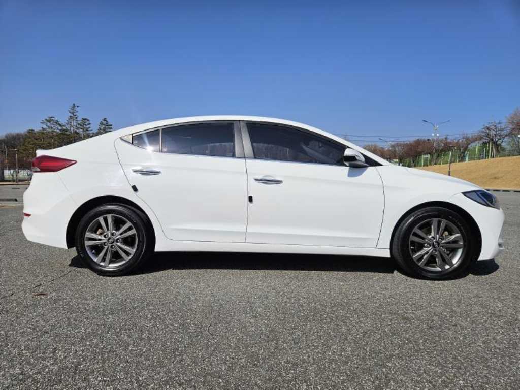 HYUNDAI Avante - Vista 5