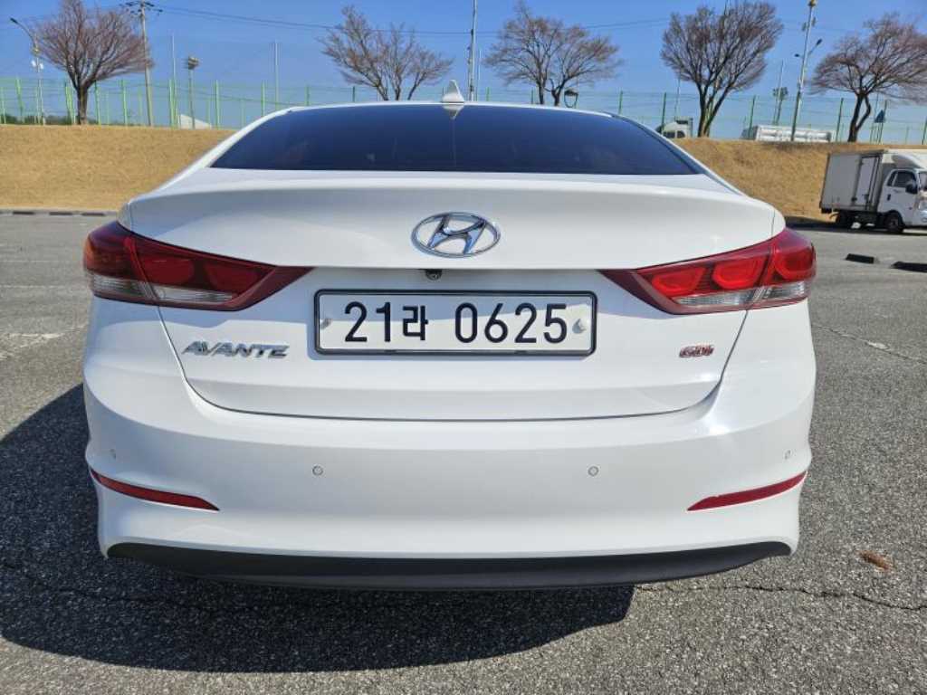 HYUNDAI Avante - Vista 8