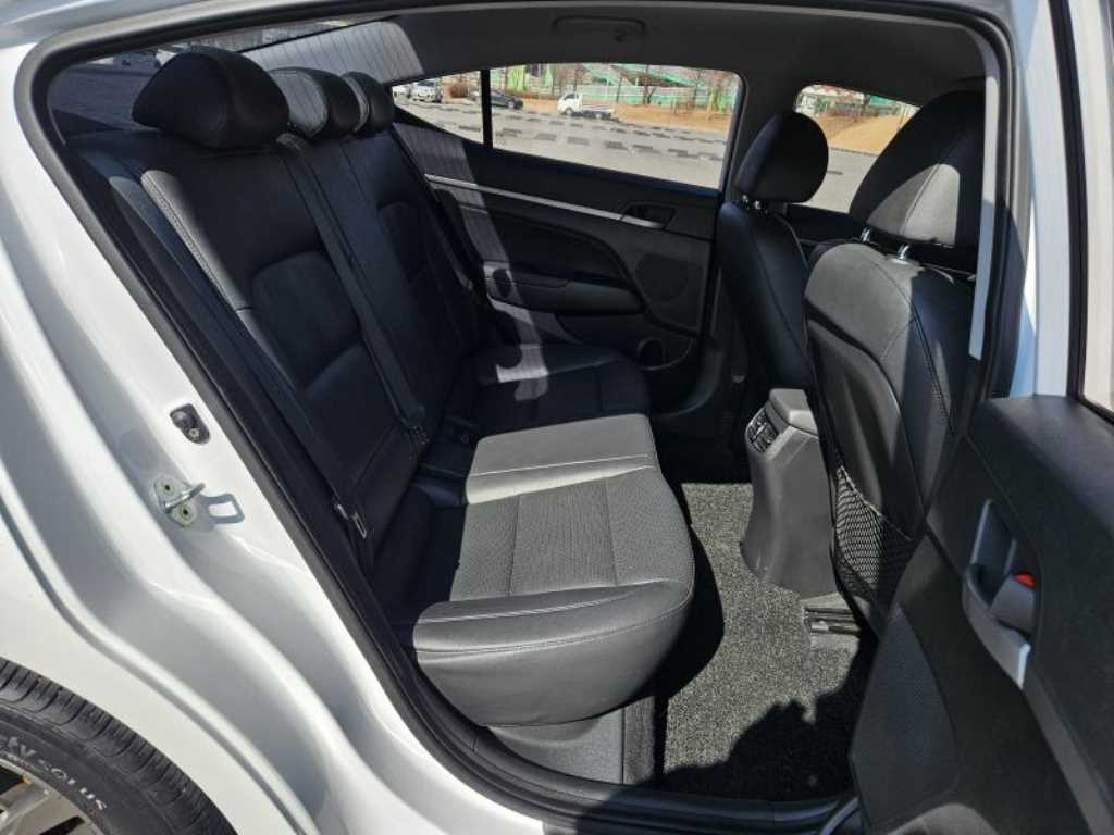 HYUNDAI Avante - Vista 12