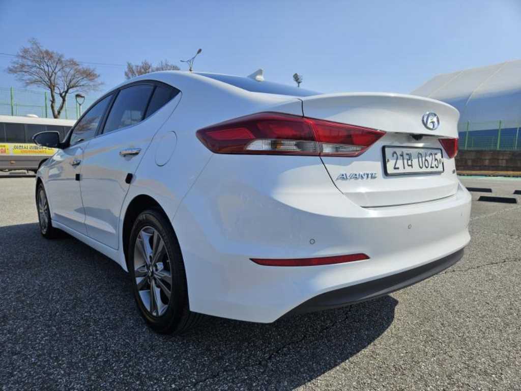 HYUNDAI Avante - Vista 6